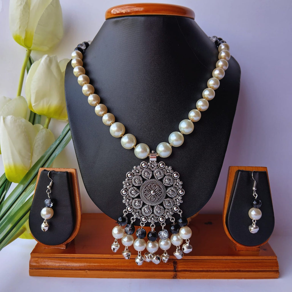 Black Crackle Beads & Pearl Beads Single Layer Necklace