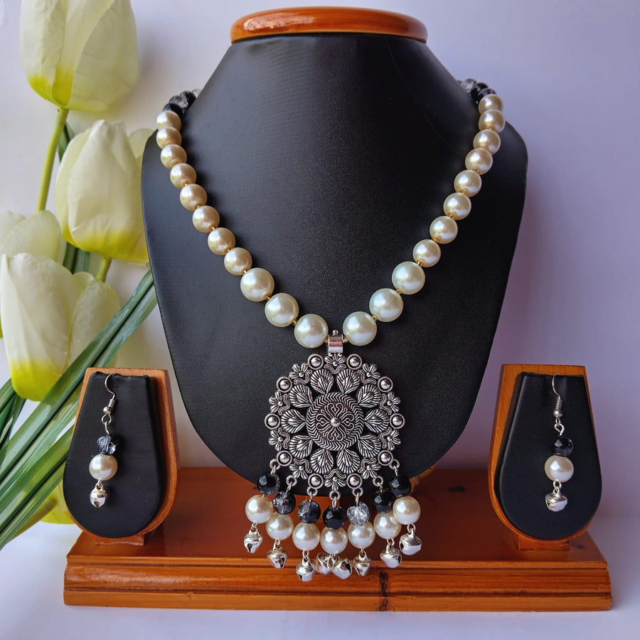Black Crackle Beads & Pearl Beads Single Layer Necklace